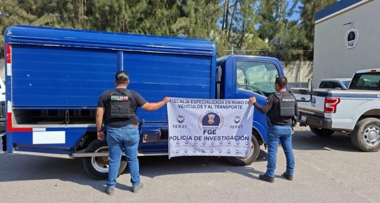 Recupera FGE camión de carga robado con violencia en Michoacán