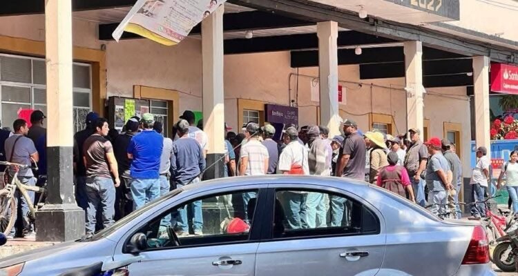Bloquean alcaldía en San Juan Nuevo; ciudadanos exigen diálogo directo con el edil