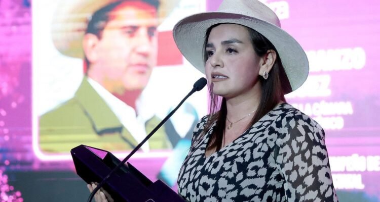 Grecia Quiroz recibe reconocimiento póstumo en honor a Carlos Manzo