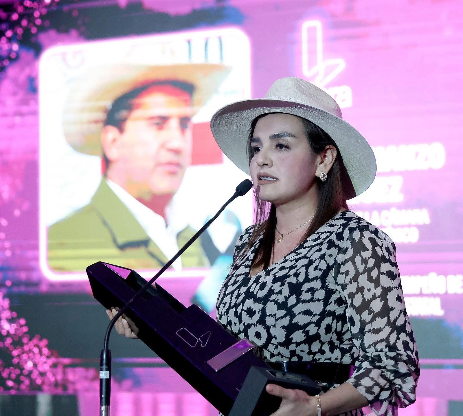 Grecia Quiroz recibe reconocimiento póstumo en honor a Carlos Manzo