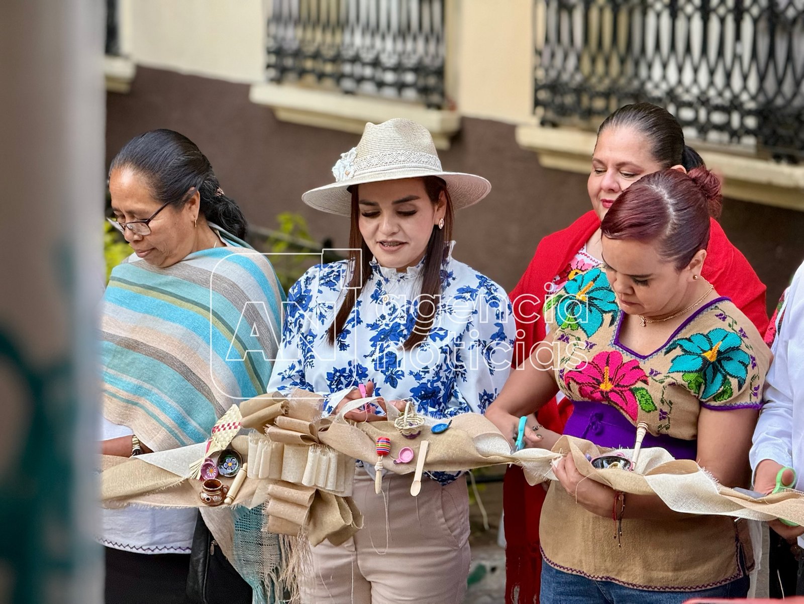 Grecia Quiroz entrega albergue a artesanas y artesanos en Uruapan