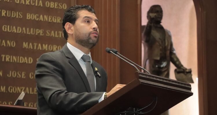 Propone Octavio Ocampo cárcel para el “halconeo digital” y el espionaje con cámaras ilegales en Michoacán