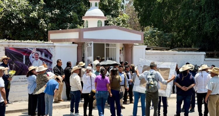 Con mariachi y muestras de cariño, recuerdan a Carlos Manzo en el que sería su cumpleaños número 41