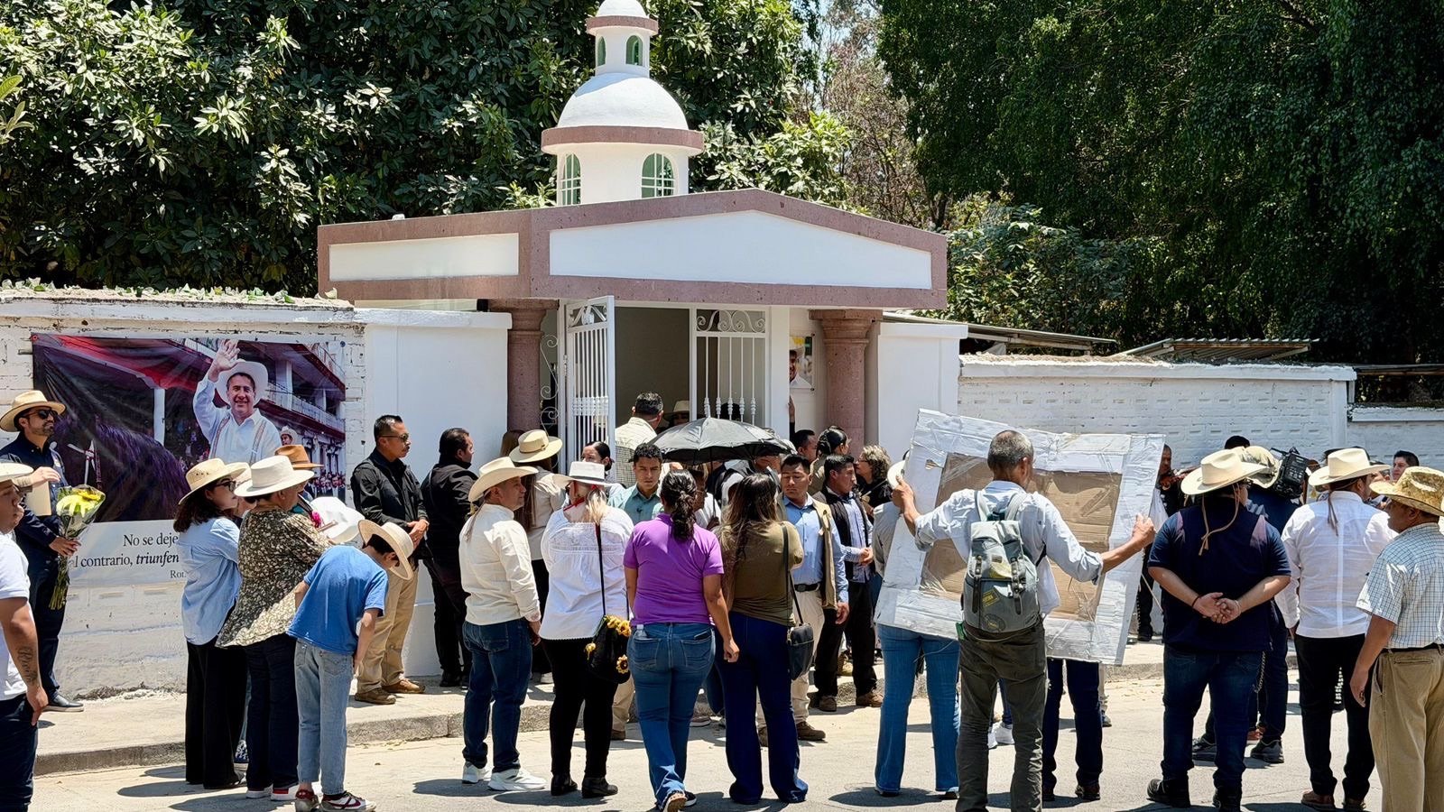 Con mariachi y muestras de cariño, recuerdan a Carlos Manzo en el que sería su cumpleaños número 41