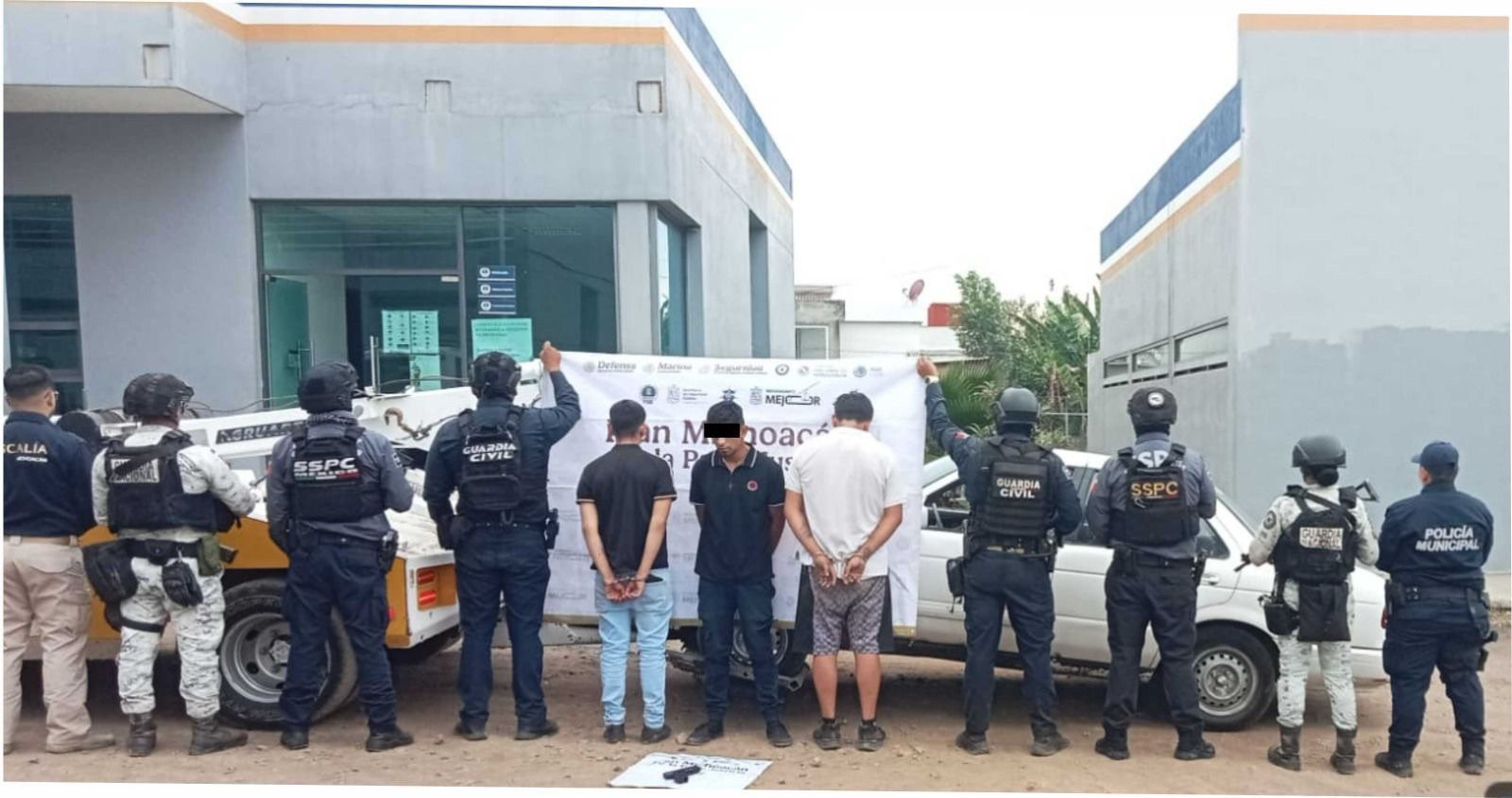 Caen 4 hombres en operativos de seguridad en Uruapan; aseguran droga, vehículo robado y cargadores