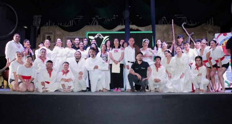 Pirekuas y sones llenan de tradición el Foro Cultural en Uruapan