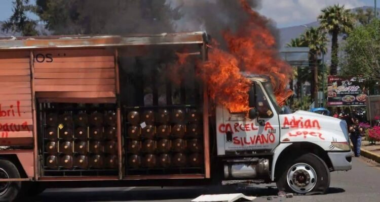 Comunicadores de Michoacán protestan por agresiones durante cobertura de comuneros de Arantepacua