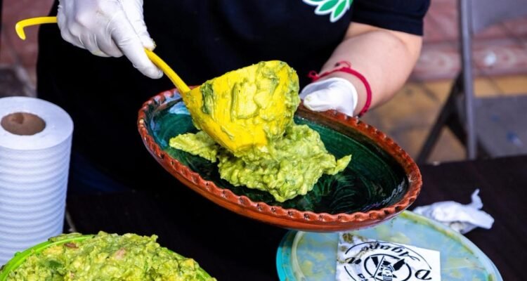 Guacamole más grande del mundo llega a Uruapan y se comparte con artesanos