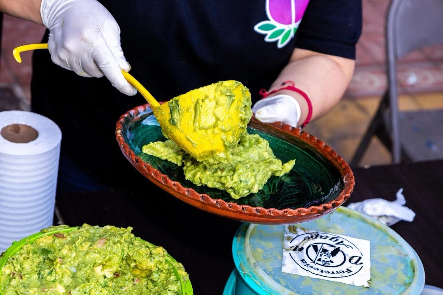 Guacamole más grande del mundo llega a Uruapan y se comparte con artesanos