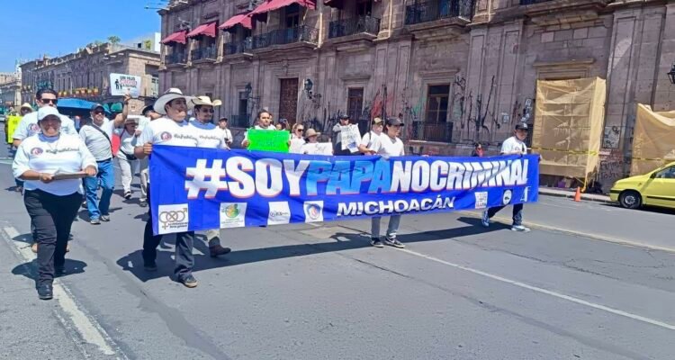 Padres marchan en Morelia para exigir paternidad sin violencia ni discriminación