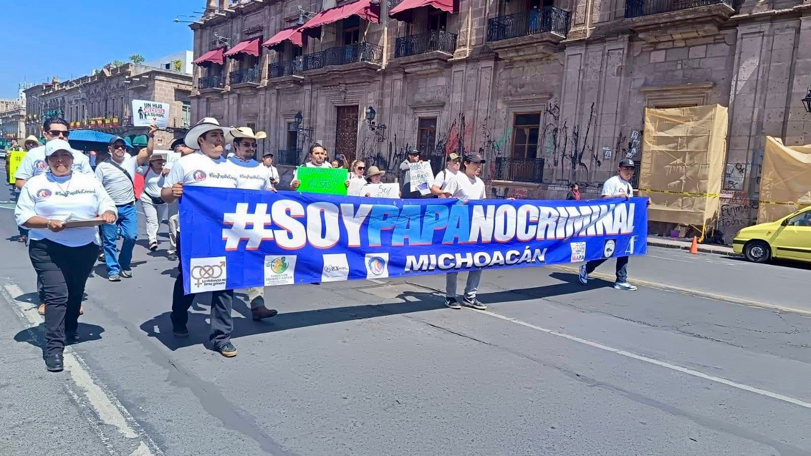 Padres marchan en Morelia para exigir paternidad sin violencia ni discriminación Padres marchan en Morelia para exigir paternidad sin violencia ni discriminación