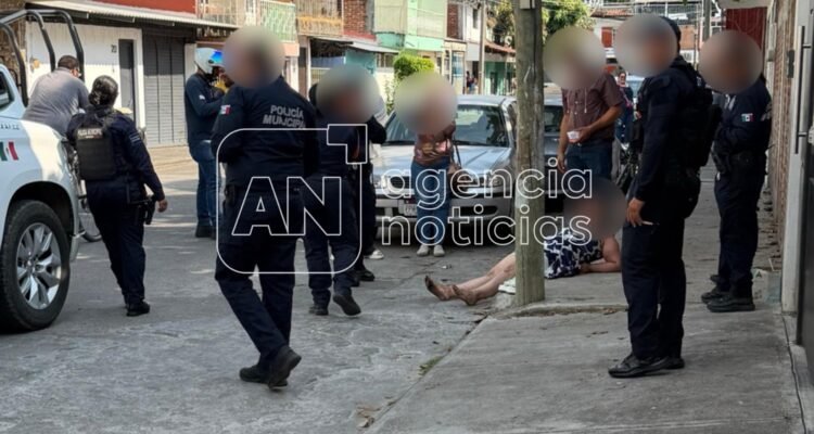 Mujer agrede a adulto mayor y a un menor en la colonia El Jazmín