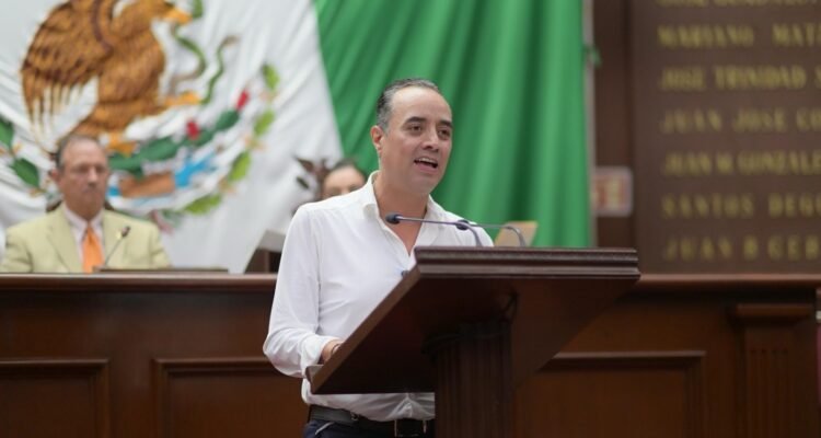 Impulsa Juan Pablo Celis reforma para que ningún funcionario gane más que la Presidenta de la República
