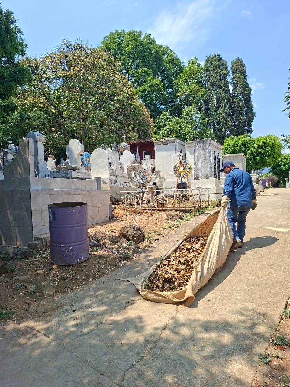 Panteones mantiene limpieza permanente en San Juan Evangelista y Jardines de La Paz Panteones mantiene limpieza permanente en San Juan Evangelista y Jardines de La Paz