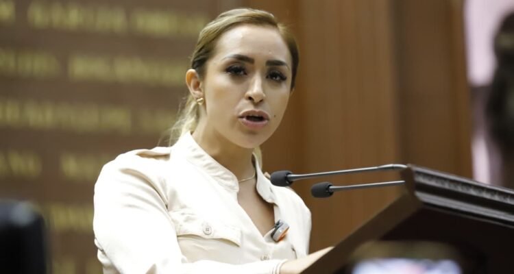 Celebra Grecia Aguilar aprobación de reforma qe planteó para proteger economía de las familias y frenar abusos en escuelas