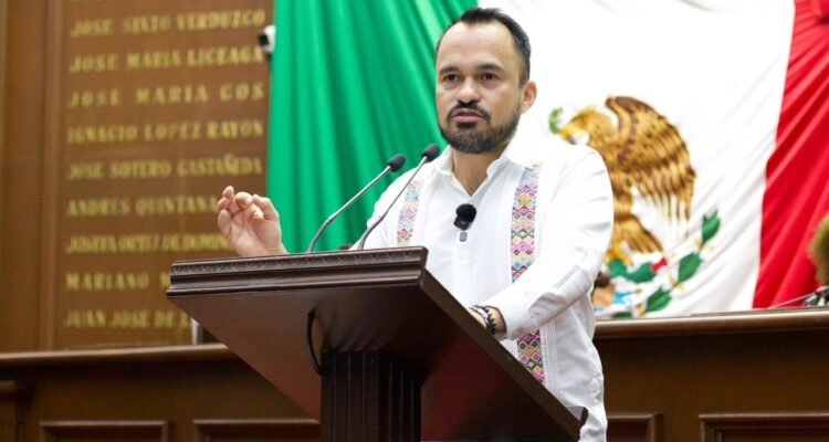 Hugo Rangel impulsa reforma para modernizar taxis