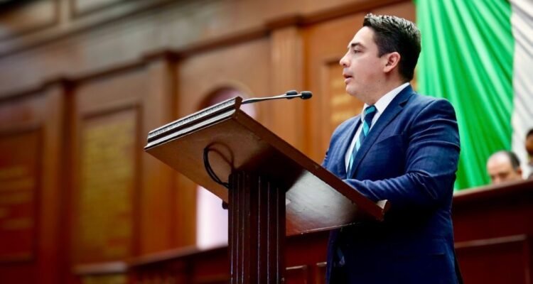 Iván Vera presenta iniciativa para proteger derechos de niñas y niños con padres privados de la libertad
