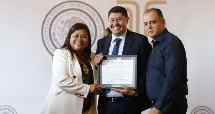 Reconoce Congreso del Estado a la Clínica de Disrafismo Espinal dirigida por el doctor Agustín Calderón Pérez