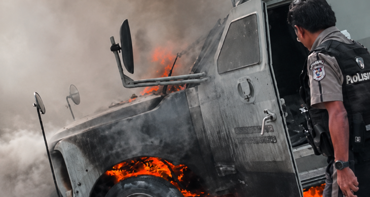 Se incendia camión blindado de valores en Tepalcatepec; investigan causas del siniestro