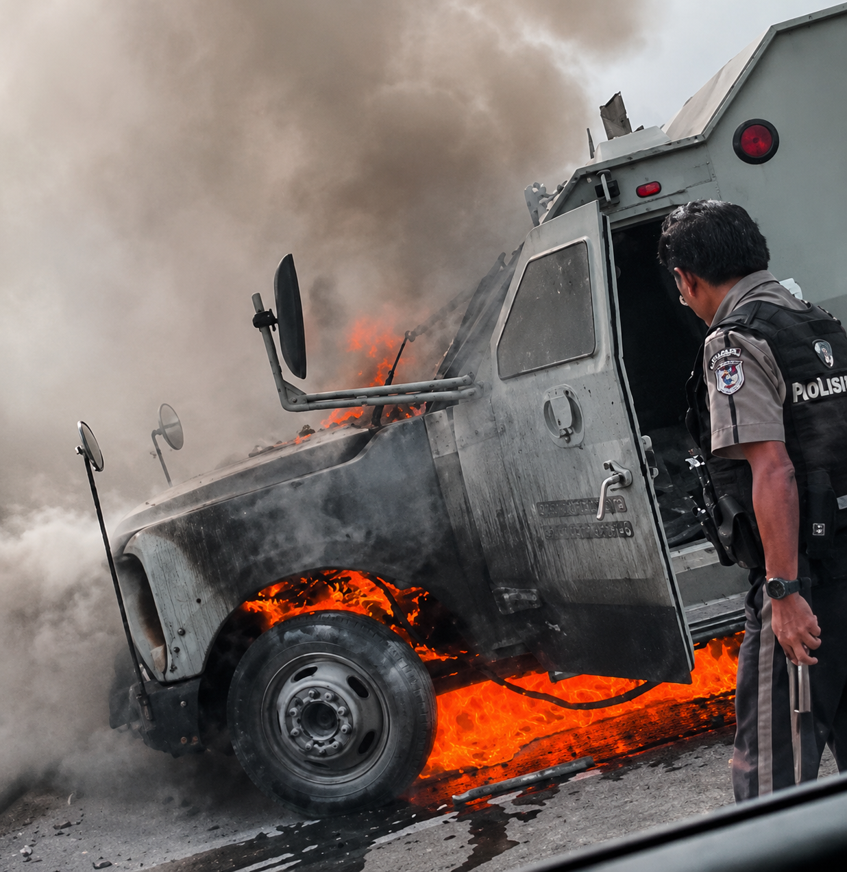 Se incendia camión blindado de valores en Tepalcatepec; investigan causas del siniestro