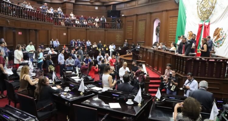 Congreso del Estado prohíbe a escuelas condicionar adquisición de uniformes, útiles o materiales educativos