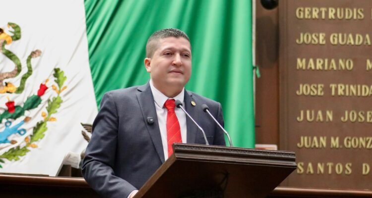 Presenta Vicente Gómez inciativa para fortalecer la educación digital en Michoacán