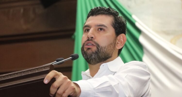 Octavio Ocampo plantea licencias parentales y sistemas de cuidados para madres trabajadoras de Michoacán