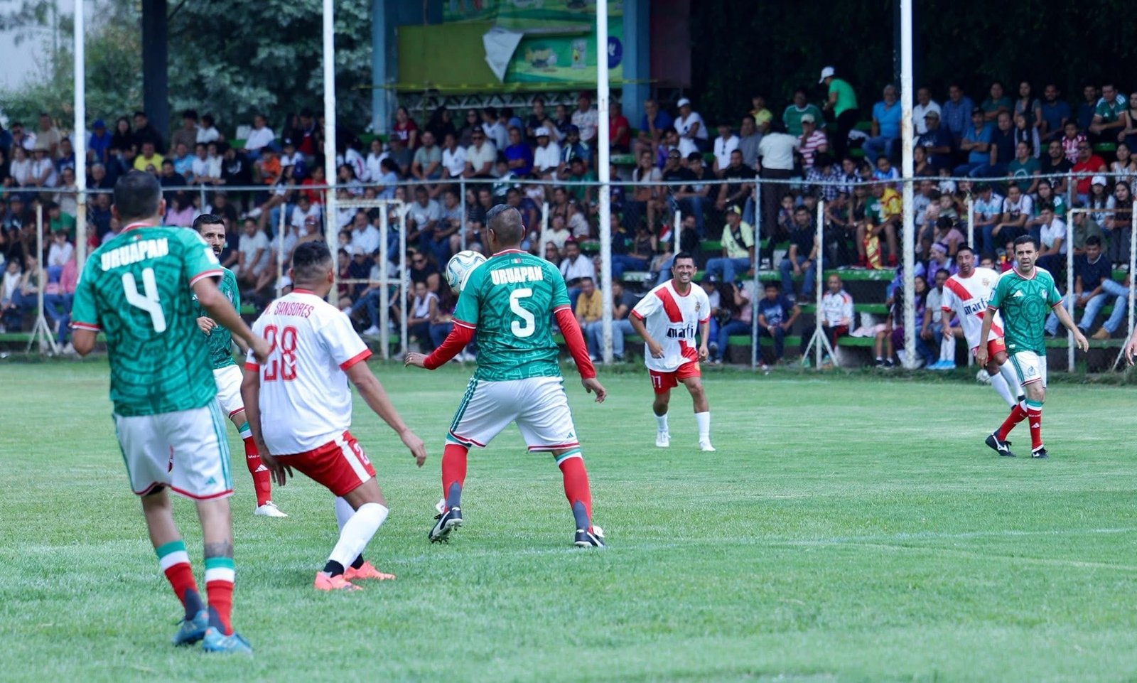 Uruapan vive fiesta deportiva con encuentro de leyendas del fútbol