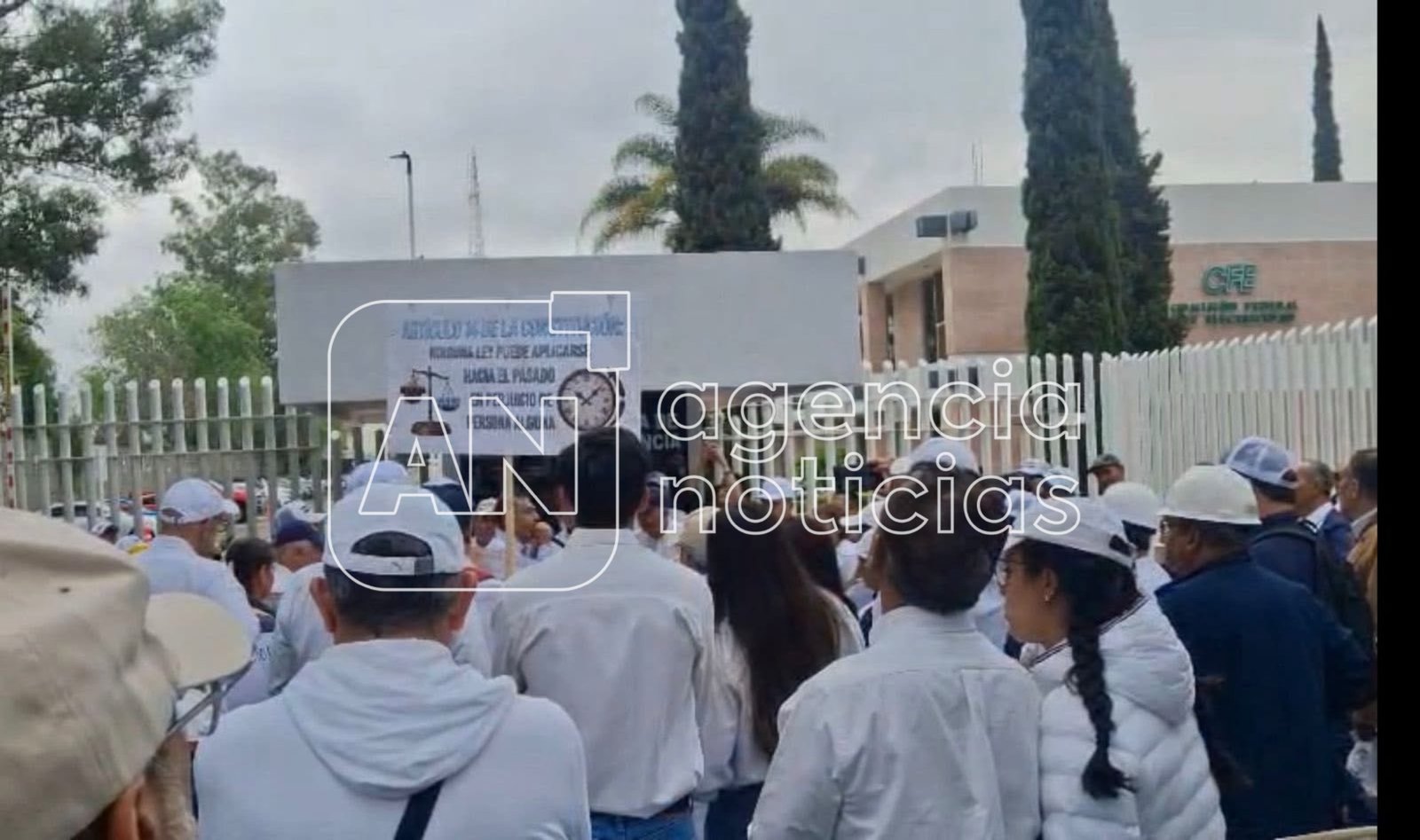 Jubilados de la CFE protestan por reducción de pensiones
